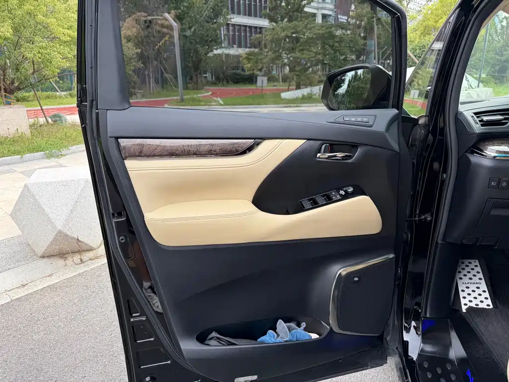 Toyota Alphard 2022 — фото 8