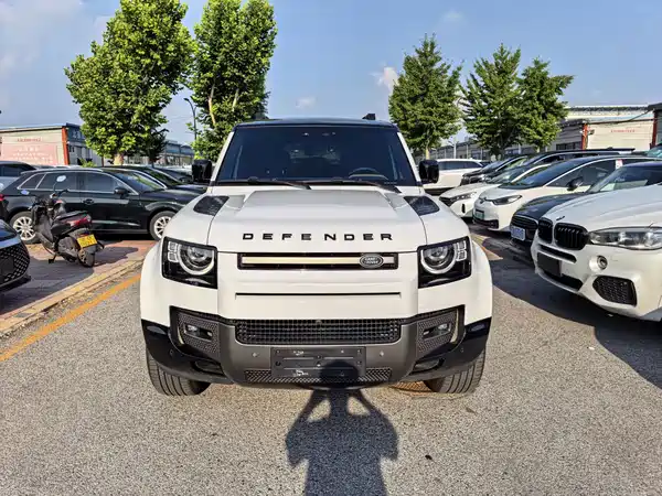 Land Rover Defender 2024
