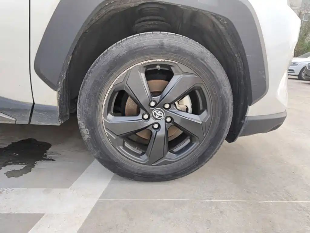 Toyota RAV4 2023 — фото 14