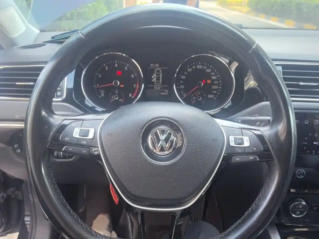 Volkswagen Sagitar 2015