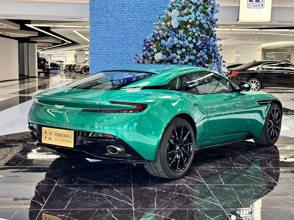 Aston Martin DB11 2019 — фото 26