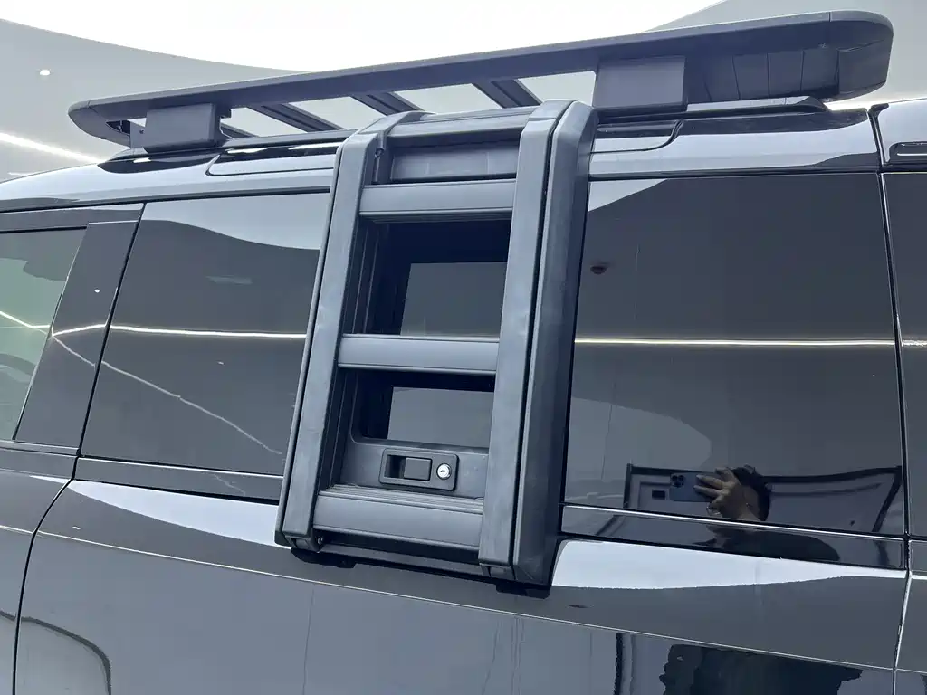 Land Rover Defender 2023 — фото 29