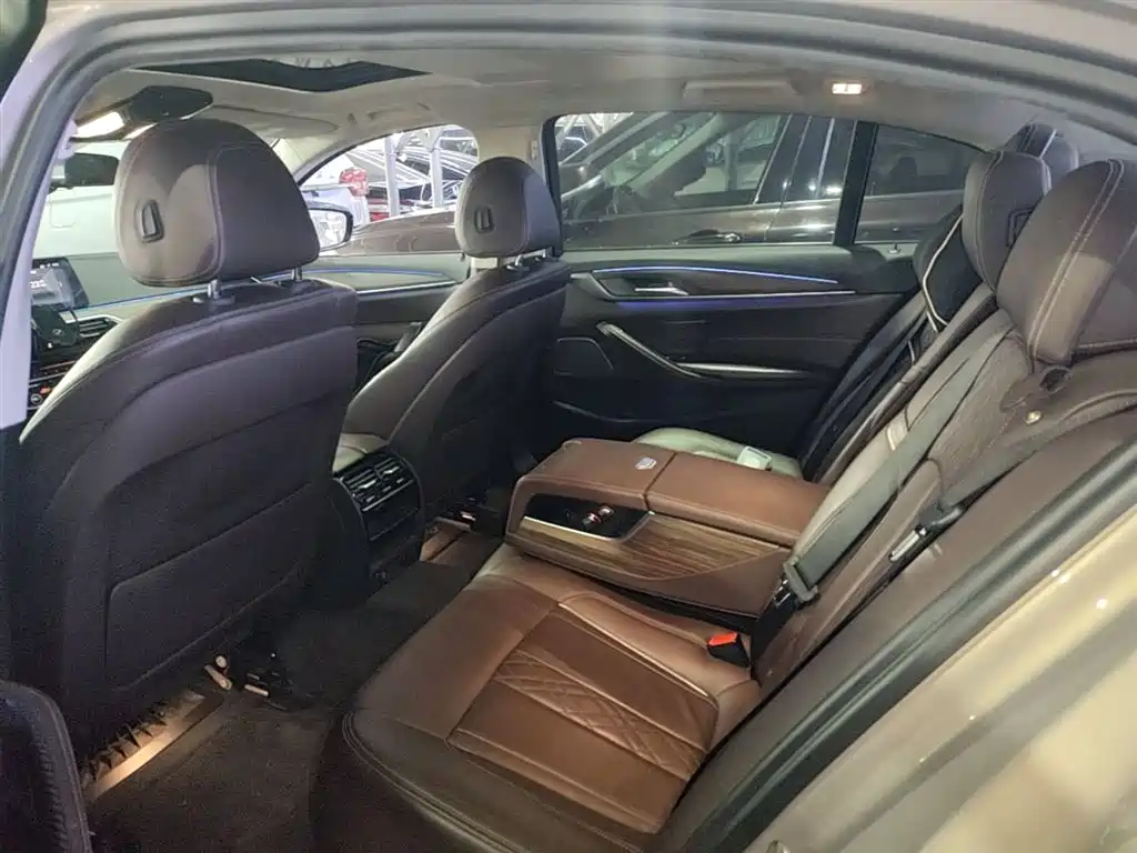 BMW 5 Series 2017 — фото 17