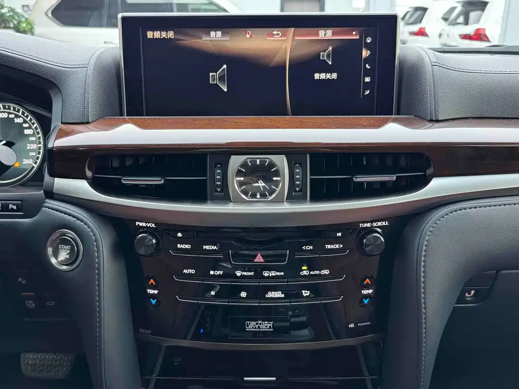 Lexus LX 2019 — фото 17