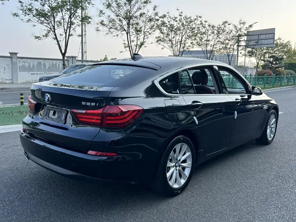 BMW 5 Series GT 2014 — фото 15