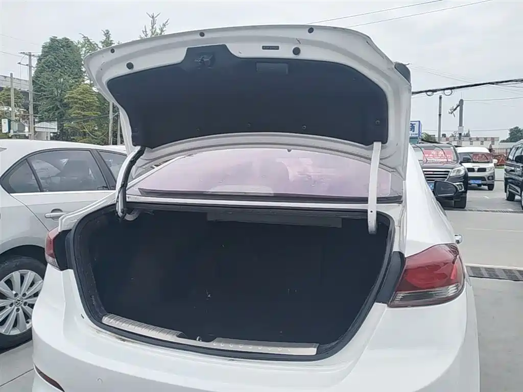 Hyundai Elantra 2018 — фото 19