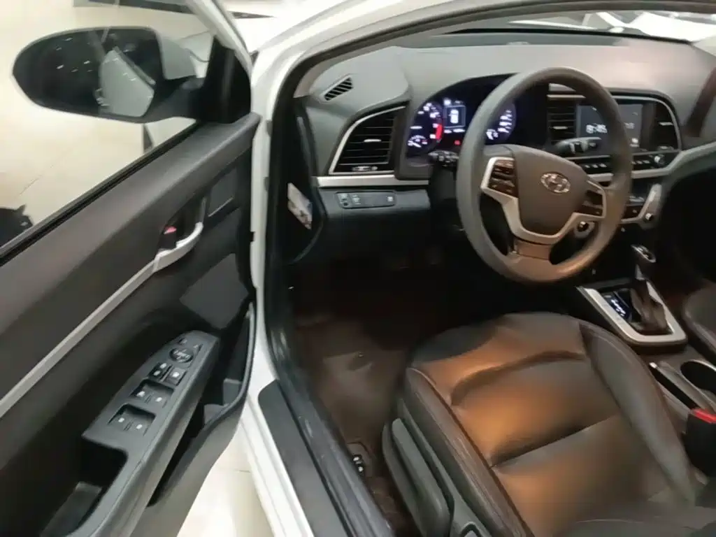 Hyundai Elantra 2019 — фото 16