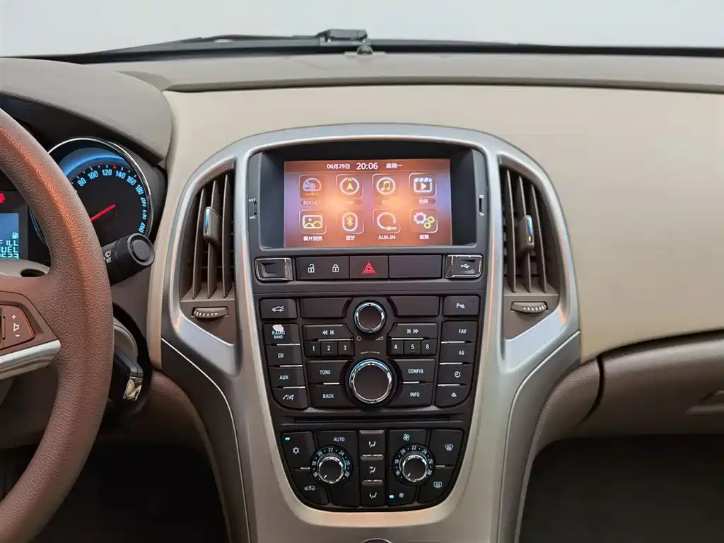 Buick Excelle 2014 — фото 12