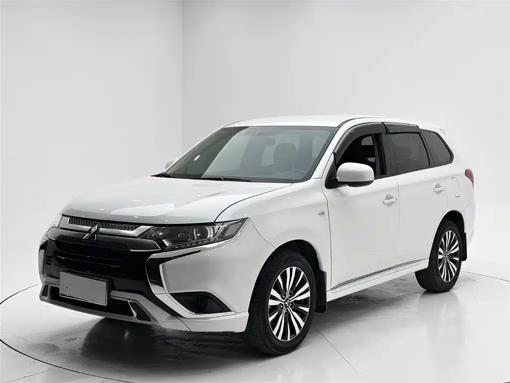 Mitsubishi Outlander 2022 — фото 1