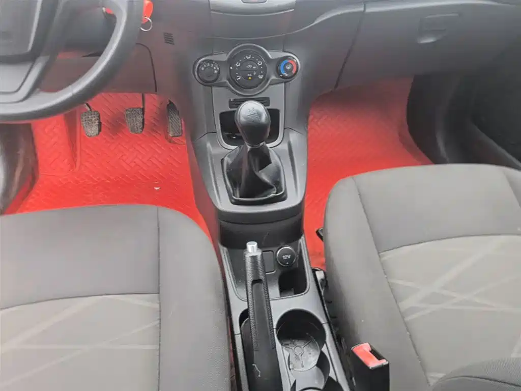 Ford Fiesta 2015 — фото 14