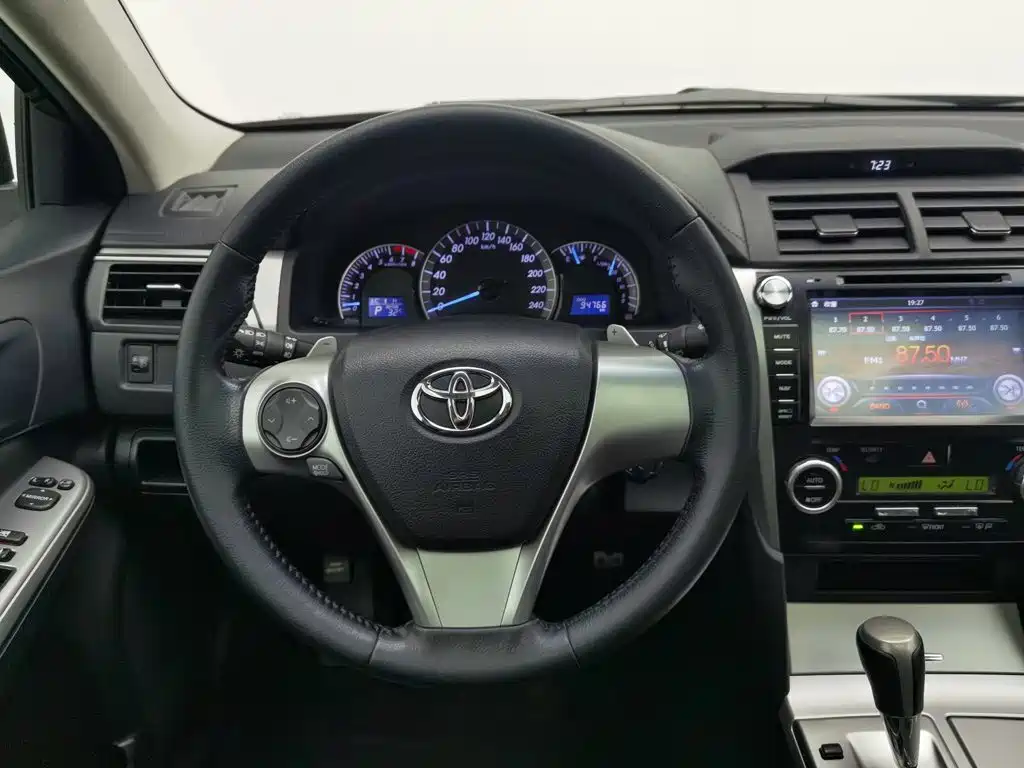 Toyota Camry 2014 — фото 11