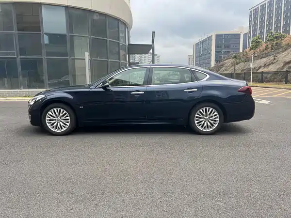 Infiniti Q70 2015
