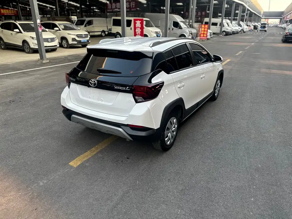 Toyota Yaris L 2022 — фото 17