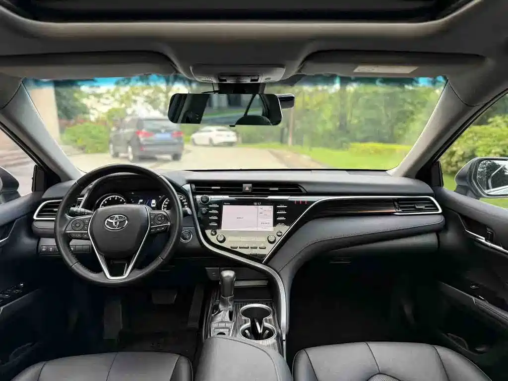 Toyota Camry 2018 — фото 4
