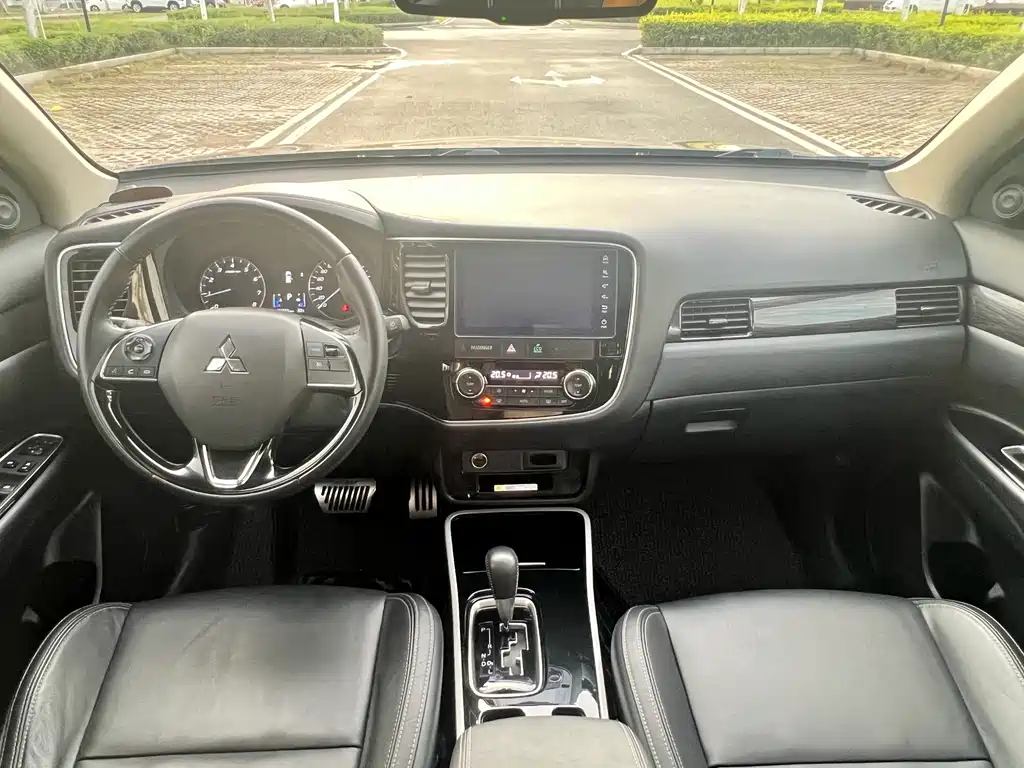 Mitsubishi Outlander 2020 — фото 8