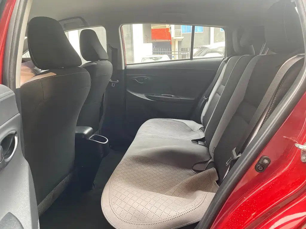 Toyota Yaris L 2021 — фото 10