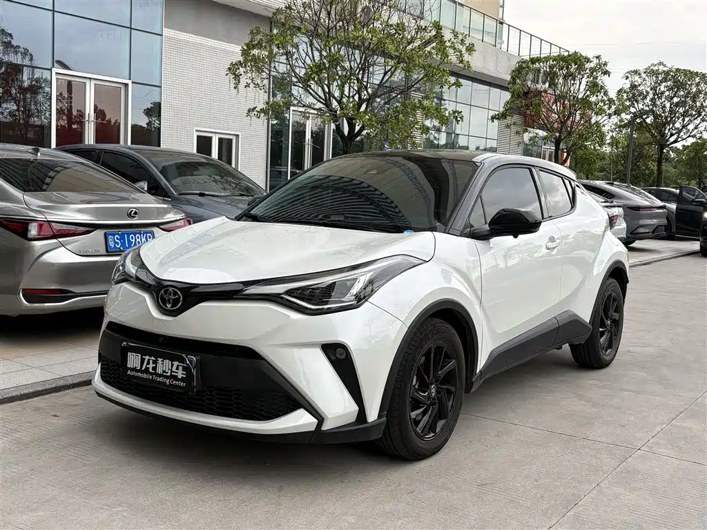 Toyota C-HR 2022 — фото 1