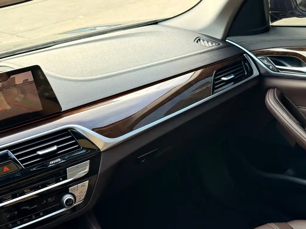 BMW 5 Series 2019 — фото 17