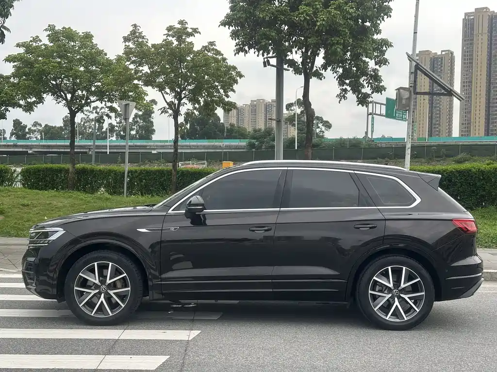 Volkswagen Touareg 2023 — фото 3