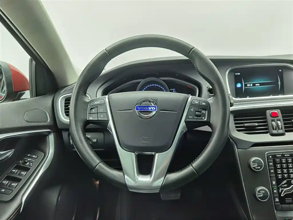 Volvo V40 2016 — фото 11