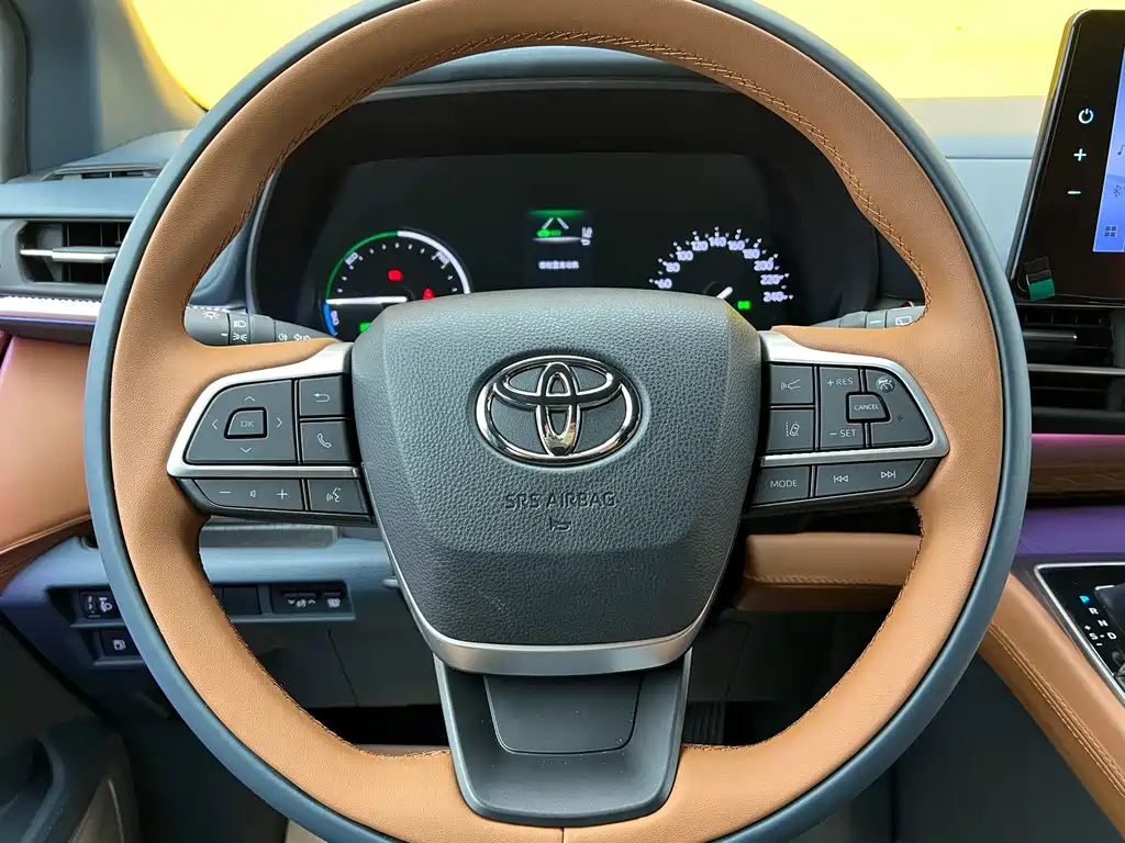 Toyota Granvia — фото 12