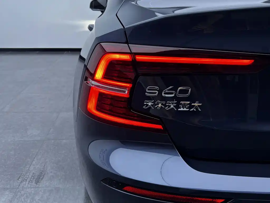 Volvo S60 2022 — фото 11