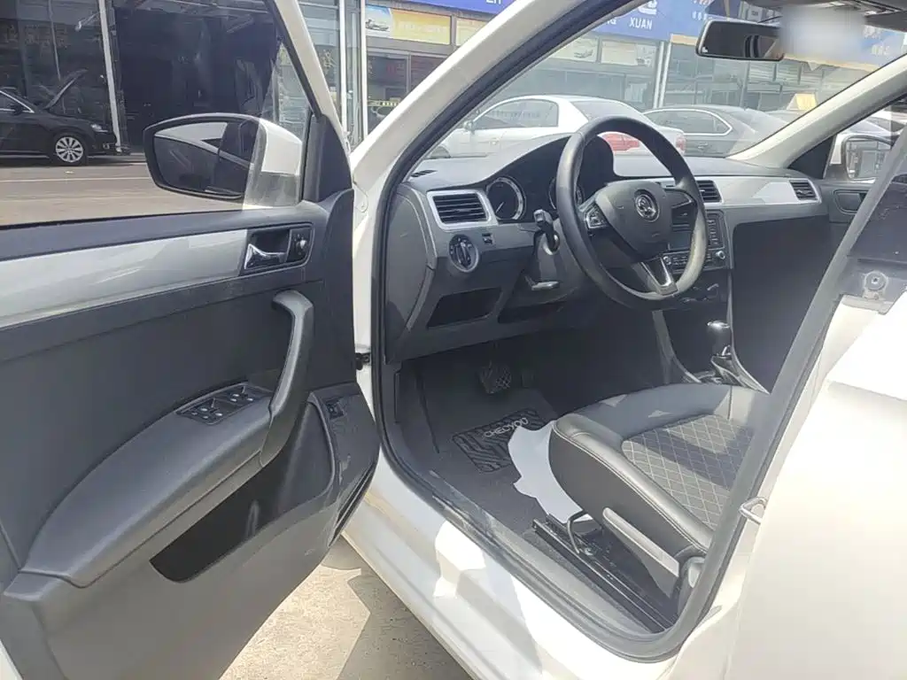 Skoda Rapid 2018 — фото 16