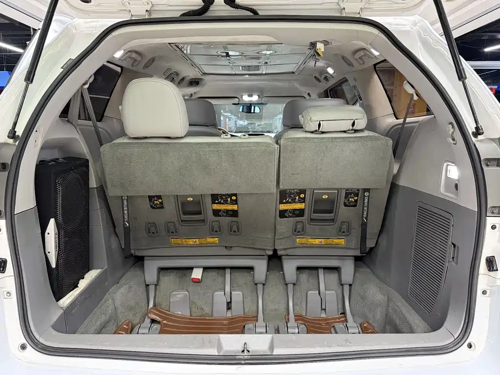 Toyota Sienna 2015 — фото 11