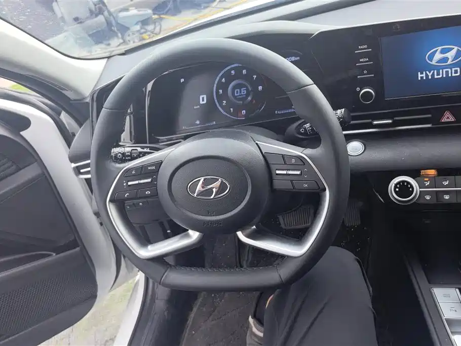 Hyundai Elantra 2023 — фото 15