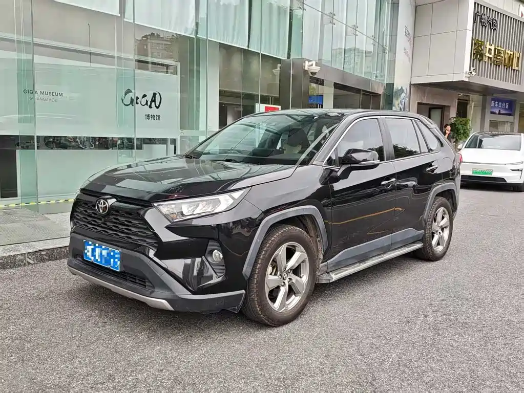 Toyota RAV4 2022 — фото 1
