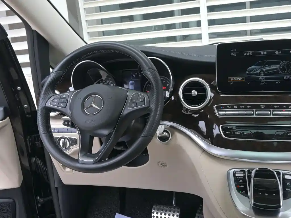 Mercedes-Benz V-Class 2018 — фото 14