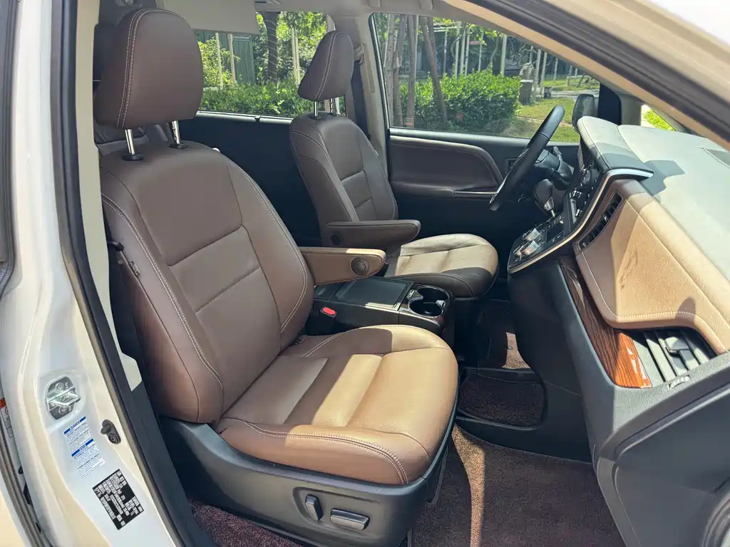 Toyota Sienna 2019 — фото 9