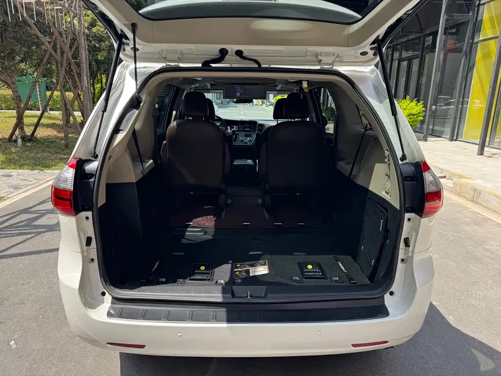 Toyota Sienna 2019 — фото 29
