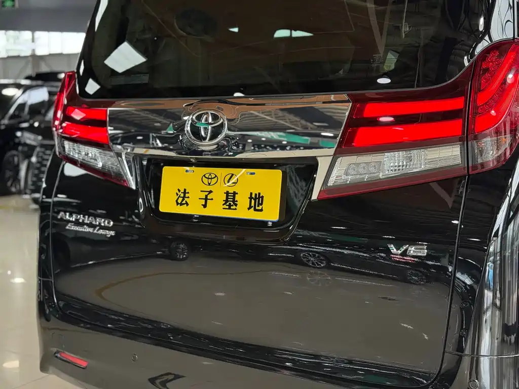 Toyota Alphard 2018 — фото 26