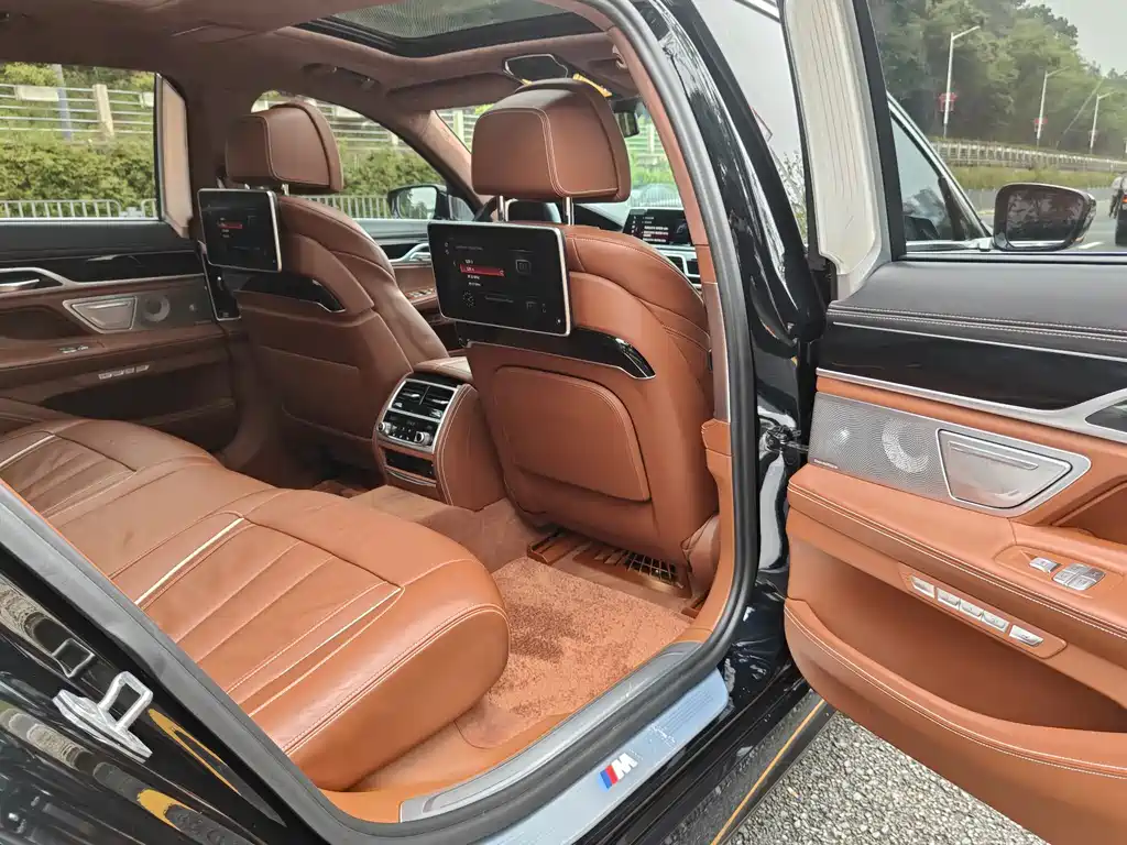 BMW 7 Series 2017 — фото 23