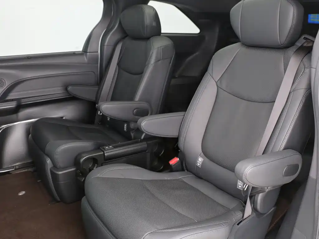 Toyota Sienna 2022 — фото 10