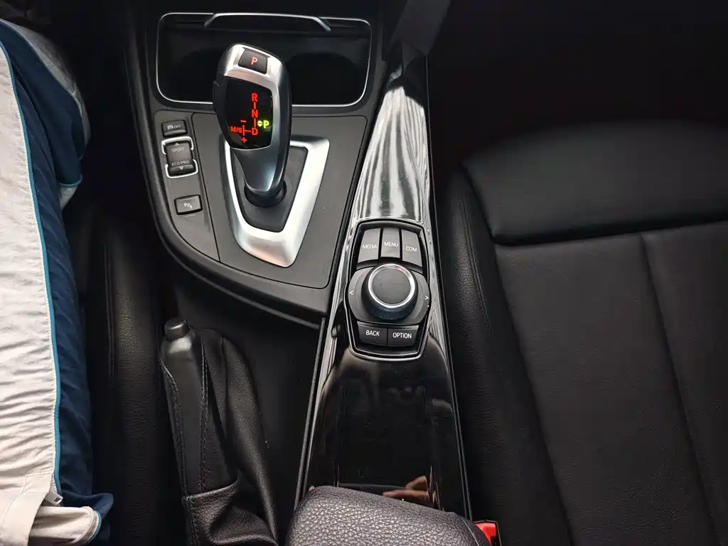 BMW 3 Series 2018 — фото 16