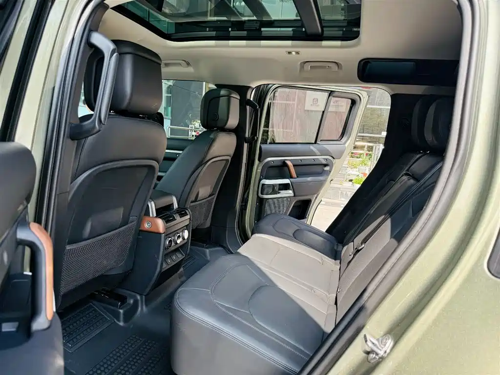 Land Rover Defender 2023 — фото 11