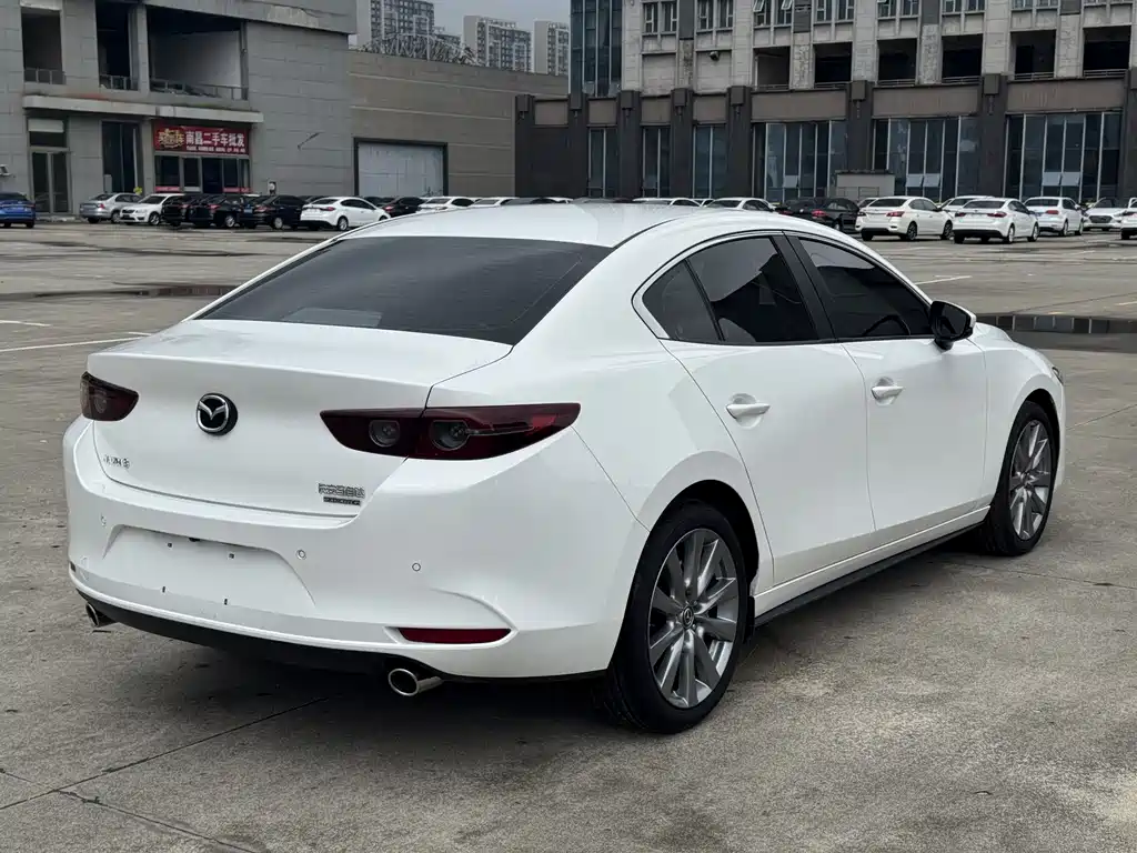 Mazda 3 Axela 2022 — фото 4