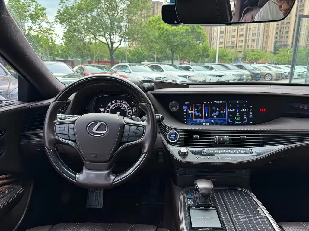 Lexus LS 2020 — фото 11