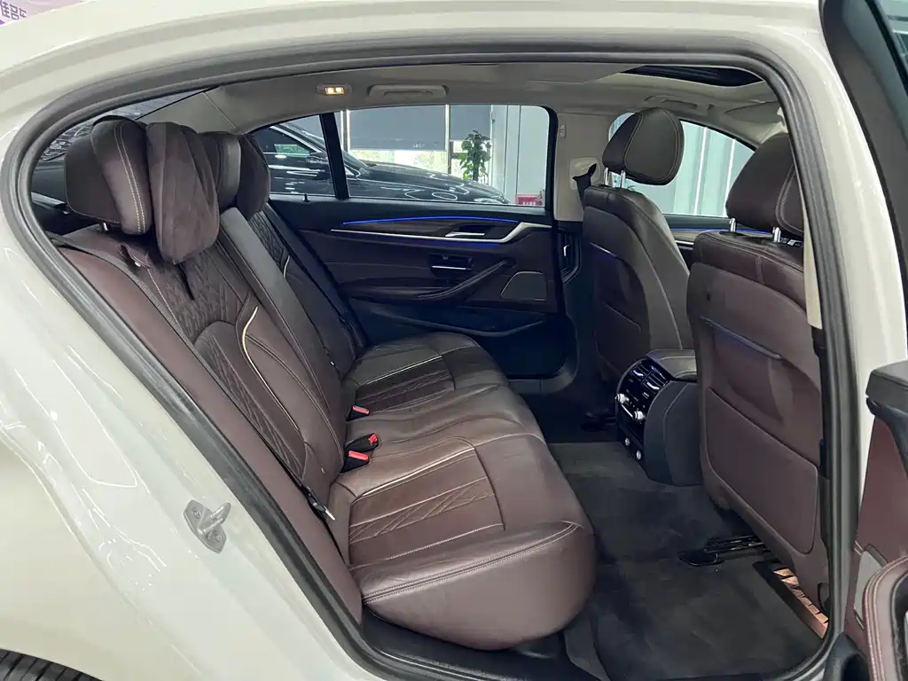 BMW 5 Series 2019 — фото 11