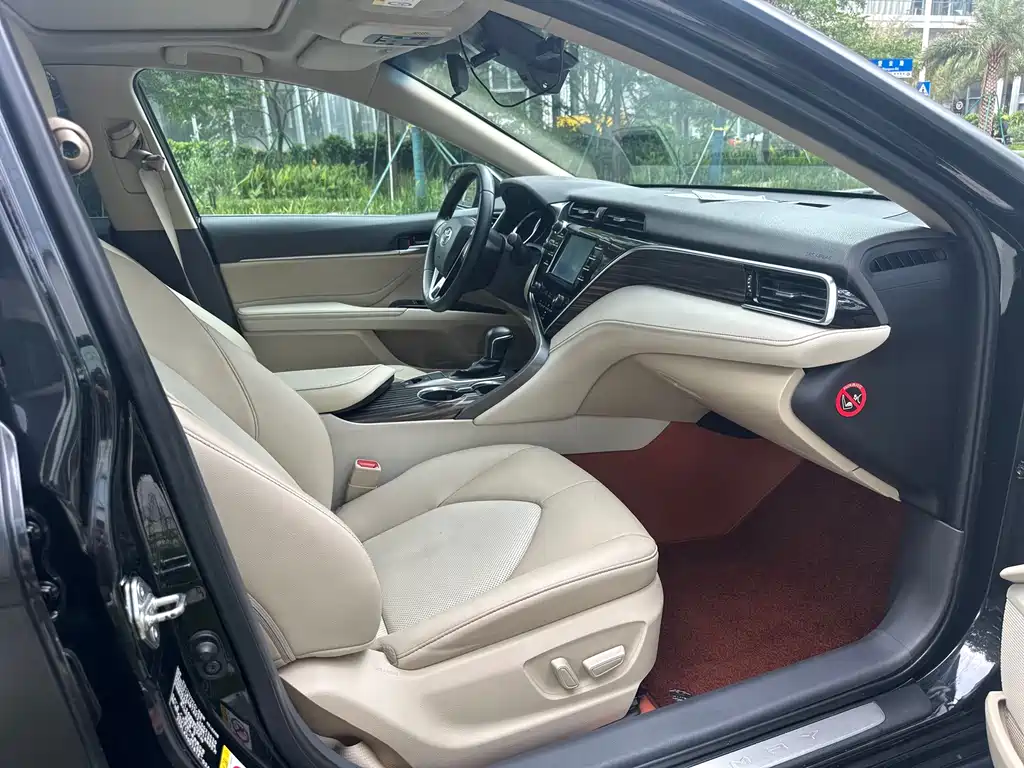 Toyota Camry 2018 — фото 10