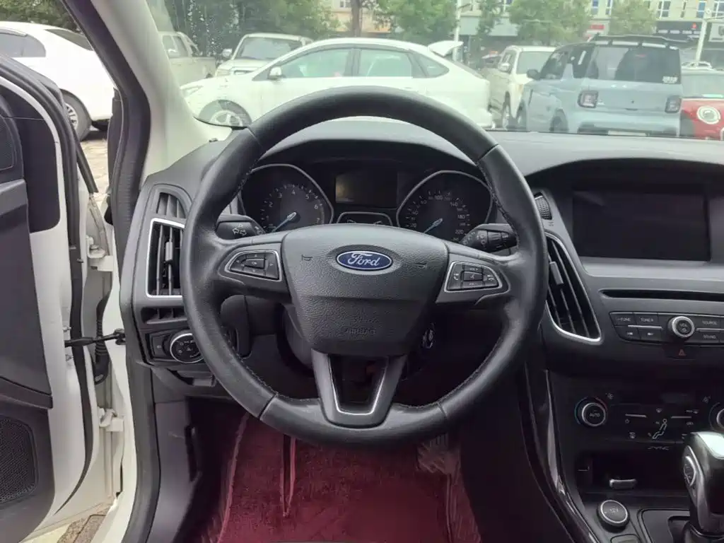 Ford Focus 2018 — фото 11