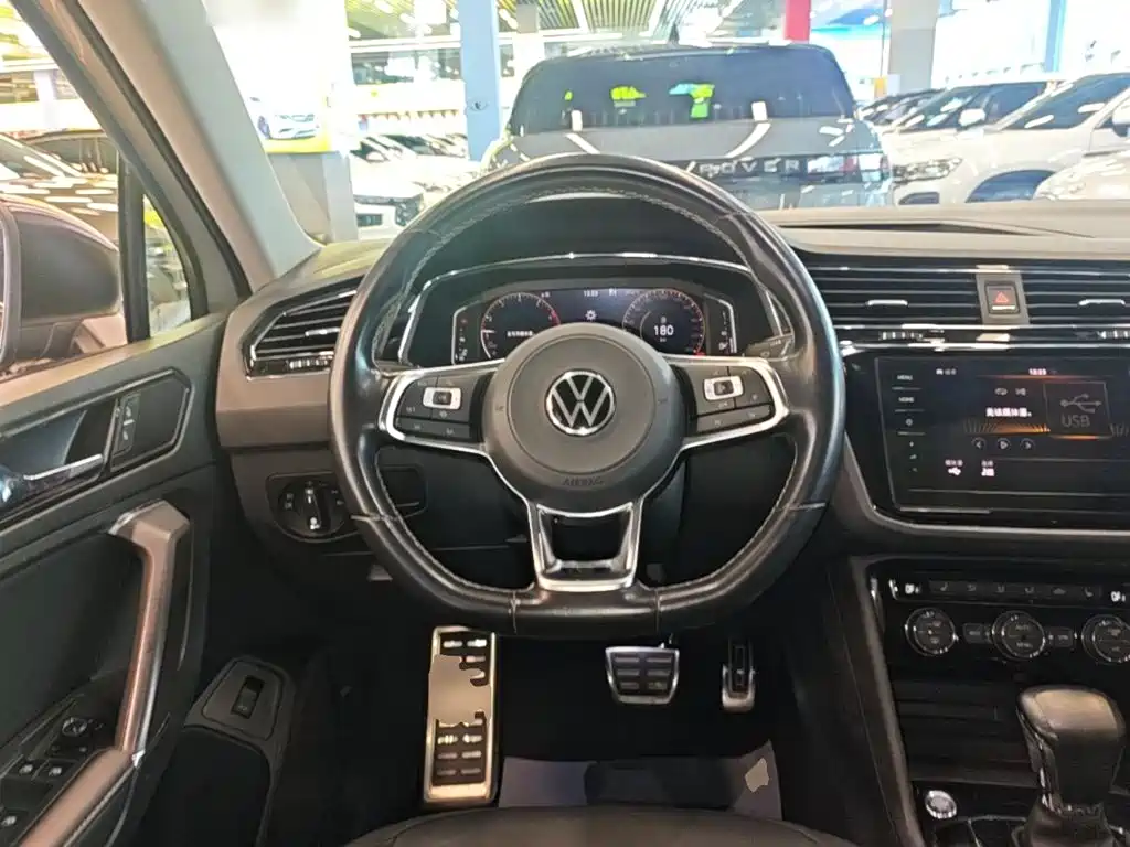 Volkswagen Tiguan L 2021 — фото 11