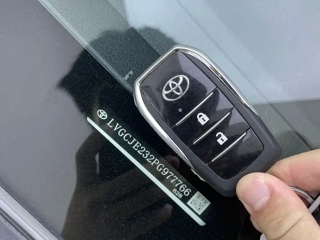 Toyota Yaris L 2023 — фото 23