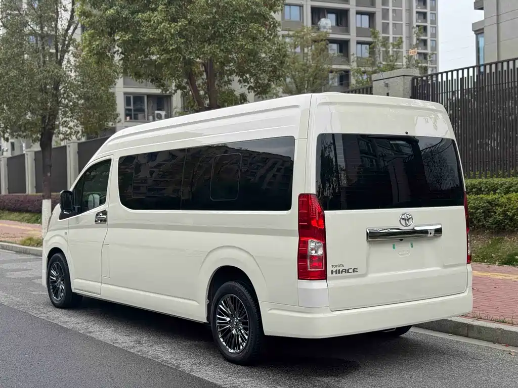 Toyota Hiace 2024 — фото 22