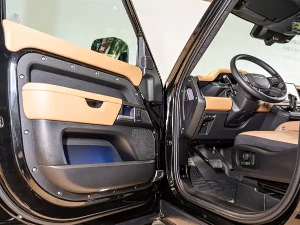Land Rover Defender 2025