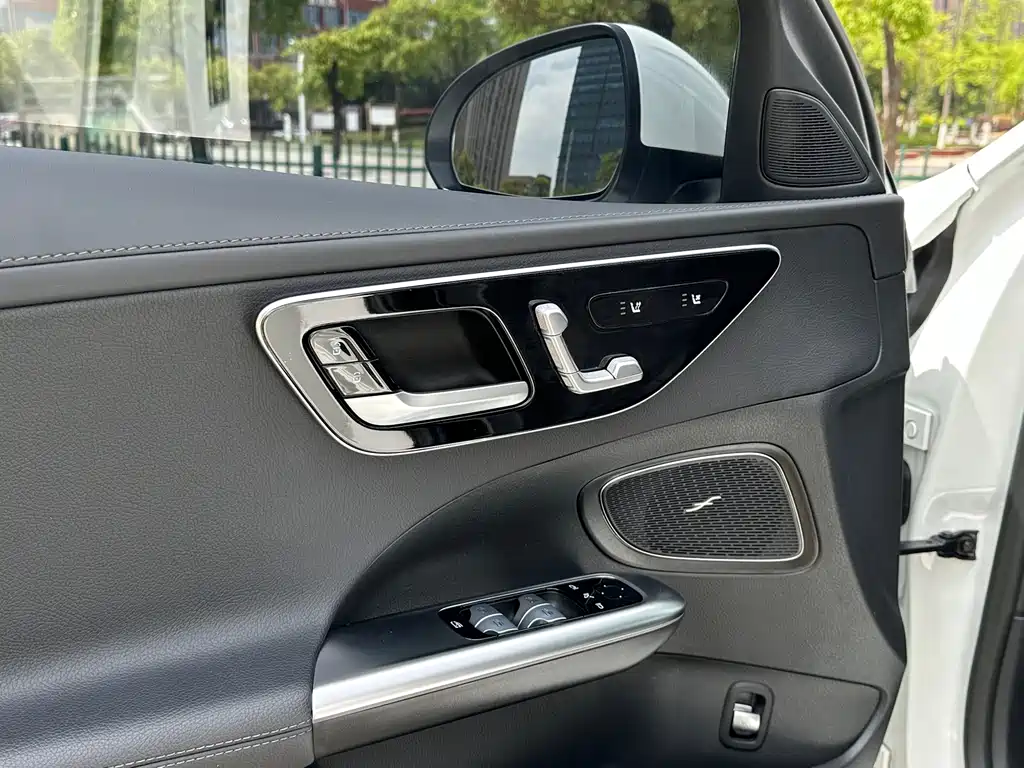 Mercedes-Benz C-Class 2024 — фото 11