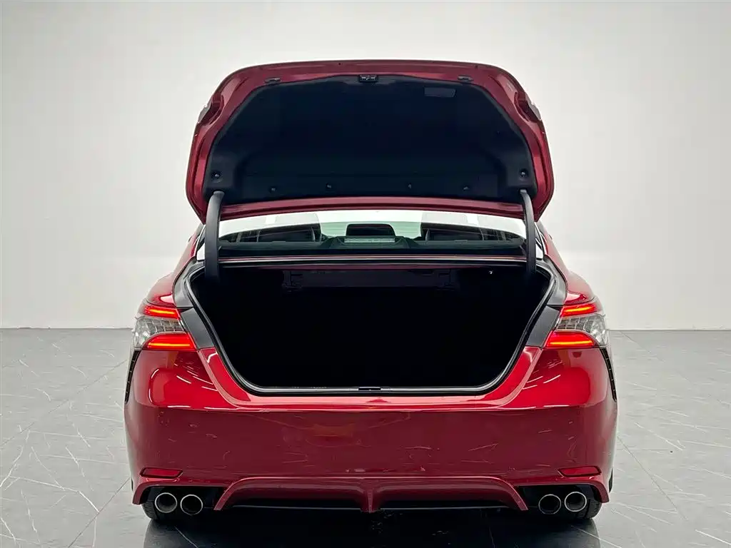 Toyota Camry 2018 — фото 10