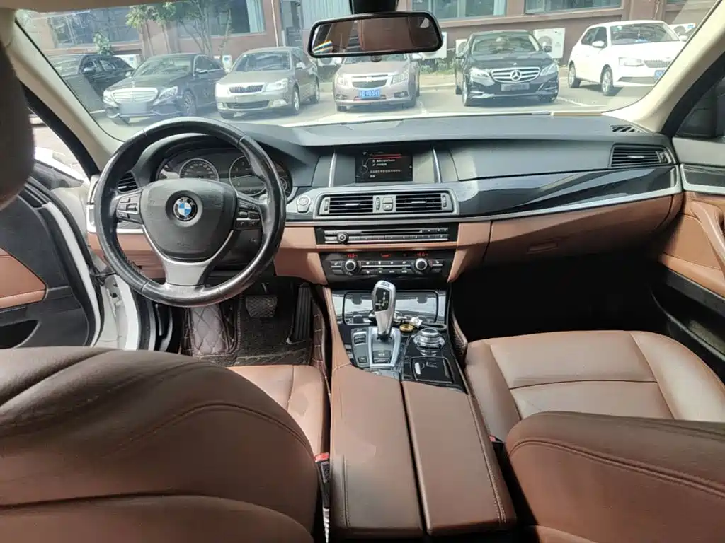 BMW 5 Series 2017 — фото 10